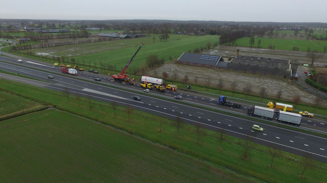 Een trucker die uit de cabine hangt om met zijn iPad een ongeluk op de A30 te filmen; een automobilist die al filmend komt aanrijden; een andere autorijder die vol in de remmen gaat en opzij buigt om foto's te maken.