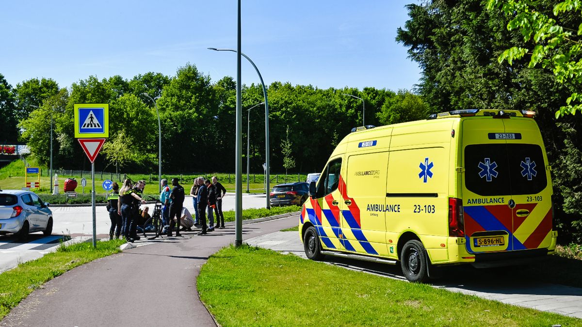 Fietser gewond bij botsing met auto op rotonde in Oostrum