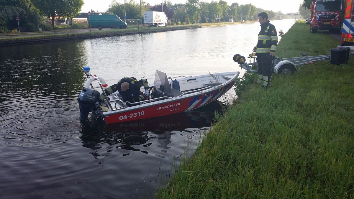 Brandweer Hardenberg haalt drie reeën uit kanaal bij Beerzerveld