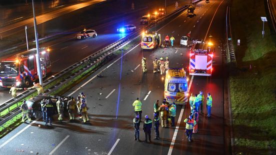 Man en hond komen om bij frontale botsing met spookrijder op A16. Man en hond komen om bij frontale botsing met spookrijder op A16.