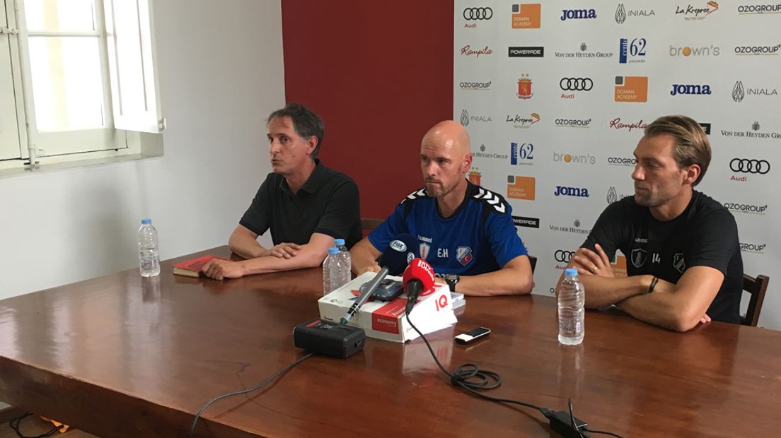 Ten Hag en Janssen op de persconferentie.