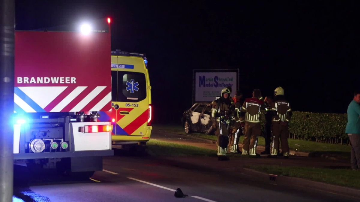 Beelden van de nasleep van het ongeluk op de Ootmarsumseweg in Reutum