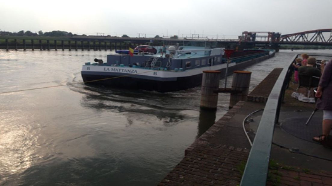 Schip onder IJsselbrug vlotgetrokken