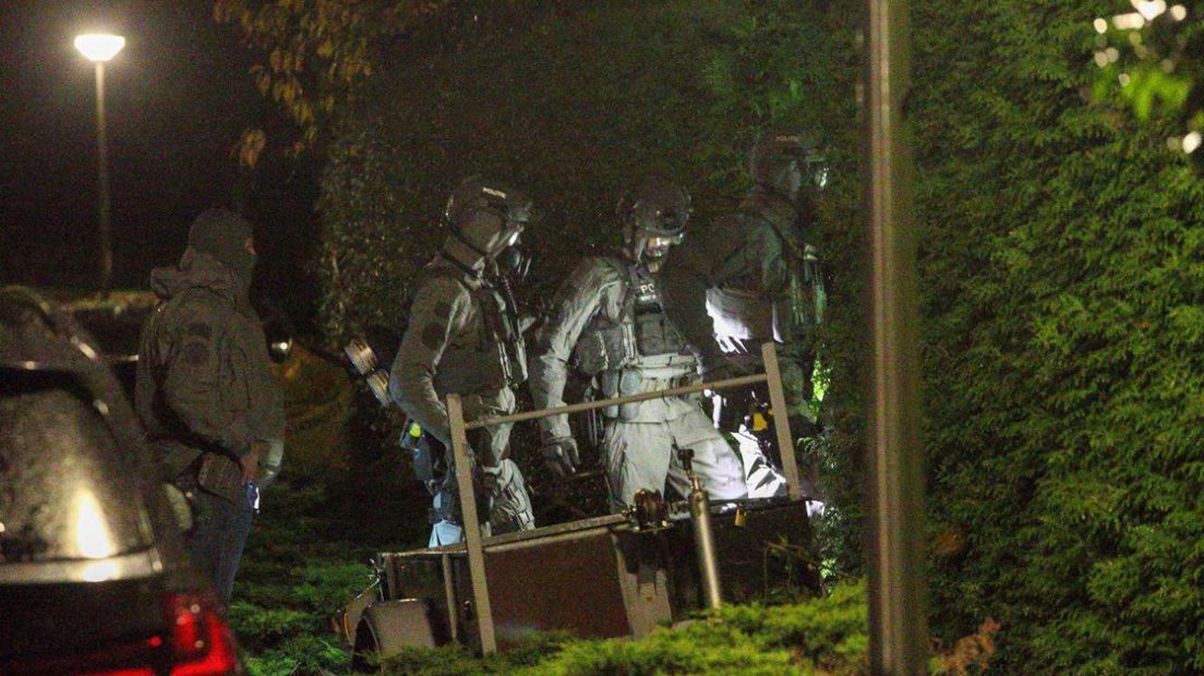 Zwaarbewapende politie valt woning in Losser binnen