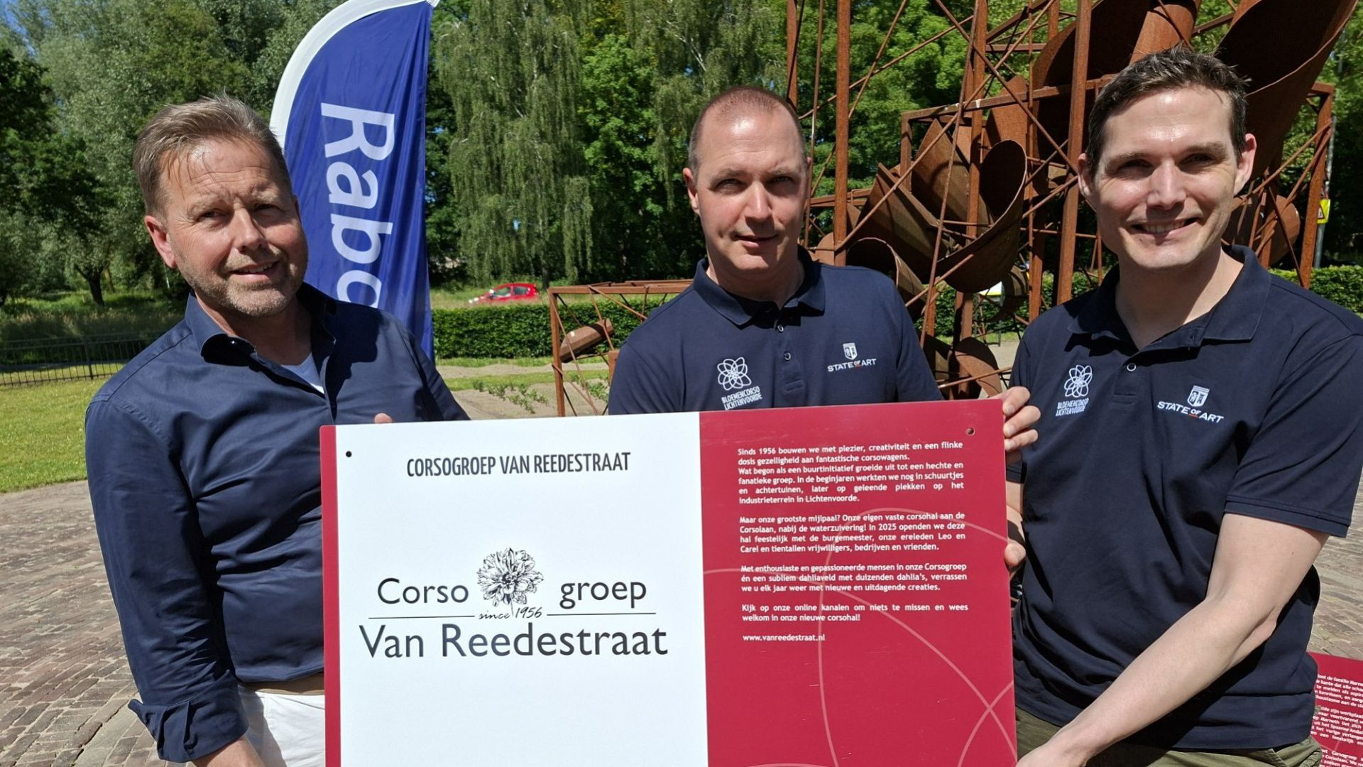 Rabobank overhandigt nieuwe informatieborden aan corsogroepen Lichtenvoorde.