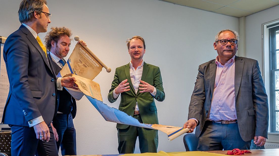 Van links naar rechts: Ridders van Gelre Bas Steman en René Arendsen, wethouder Sjoerd Wannet van Zutphen en directeur Paulo Martina van de Musea Zutphen.
