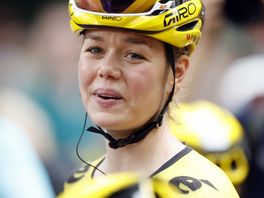 Wielrenster Lieke Nooijen valt hard in Tour of Britain en wordt afgevoerd naar ziekenhuis