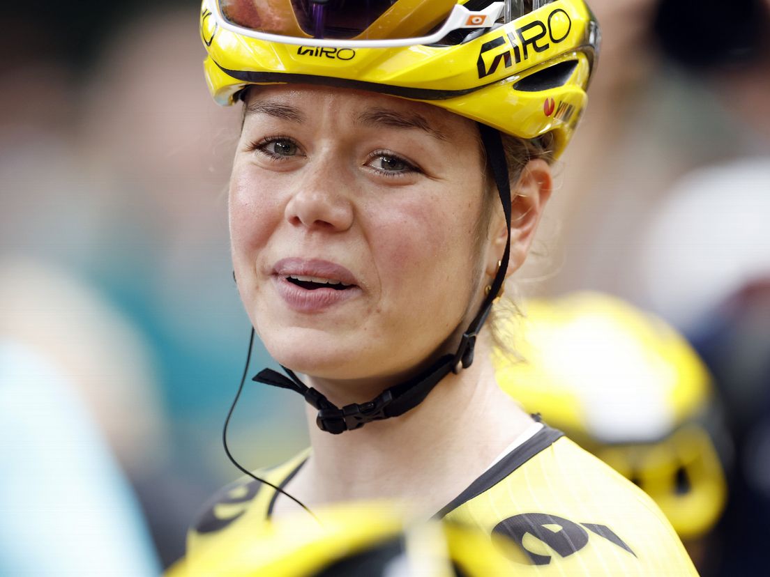 Wielrenster Lieke Nooijen valt hard in Tour of Britain en wordt afgevoerd naar ziekenhuis