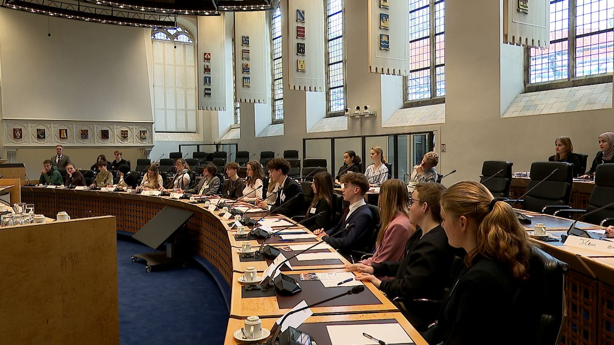 Middelbare scholieren nemen het op tegen Zeeuwse politici in levensecht debat: 'De kriebels zijn er 