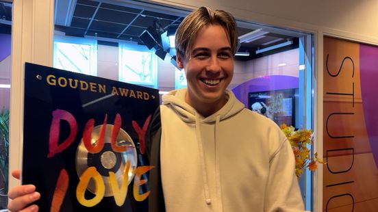 Robin Storm krijgt live op de radio een gouden plaat
