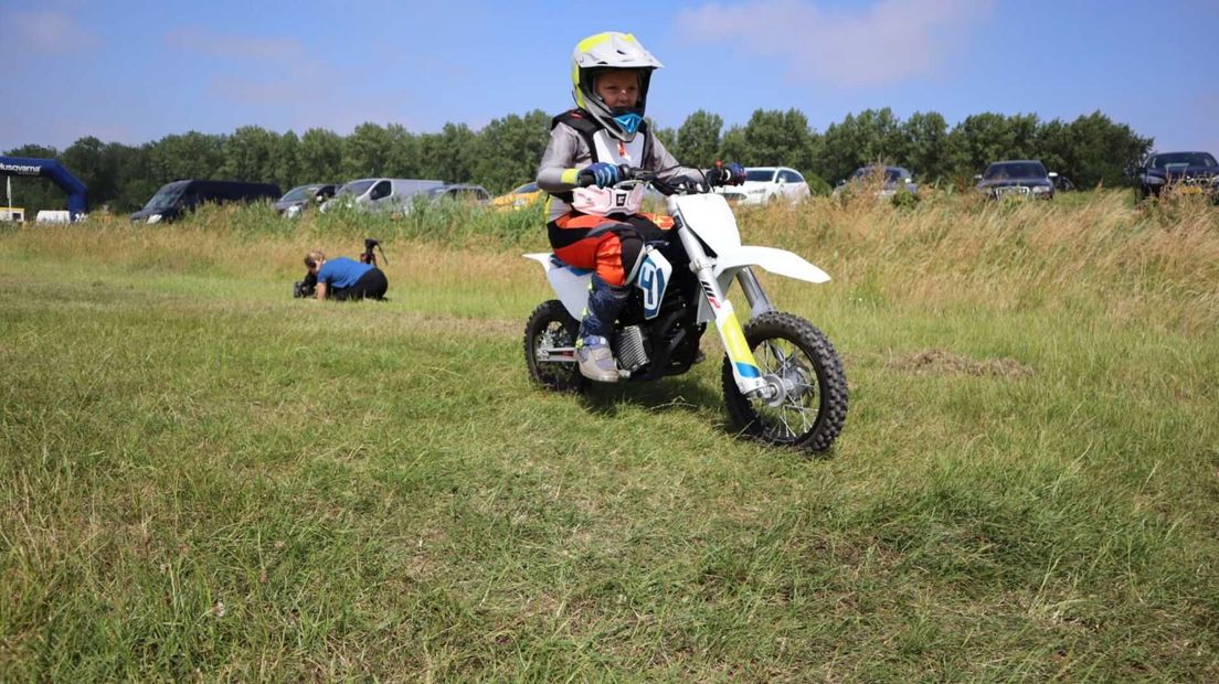 Kinderen maken eerste meters op de crossmotor 