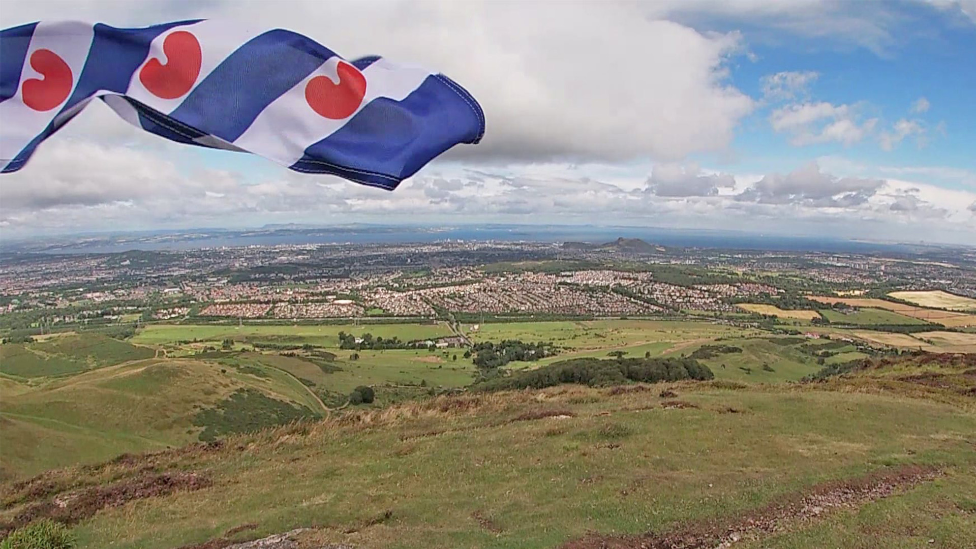 Op de Pentland-heuvels mei de Fryske wimpel boppe Edinburgh
