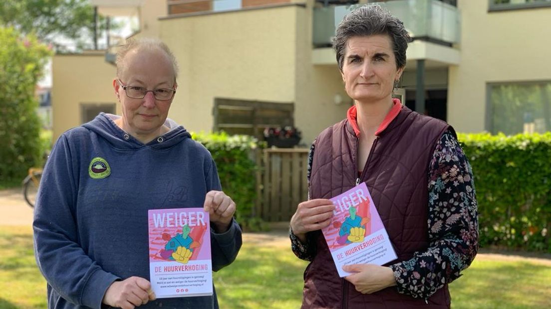 Pauline (rechts) en haar vriendin flyeren op diverse plekken in de regio