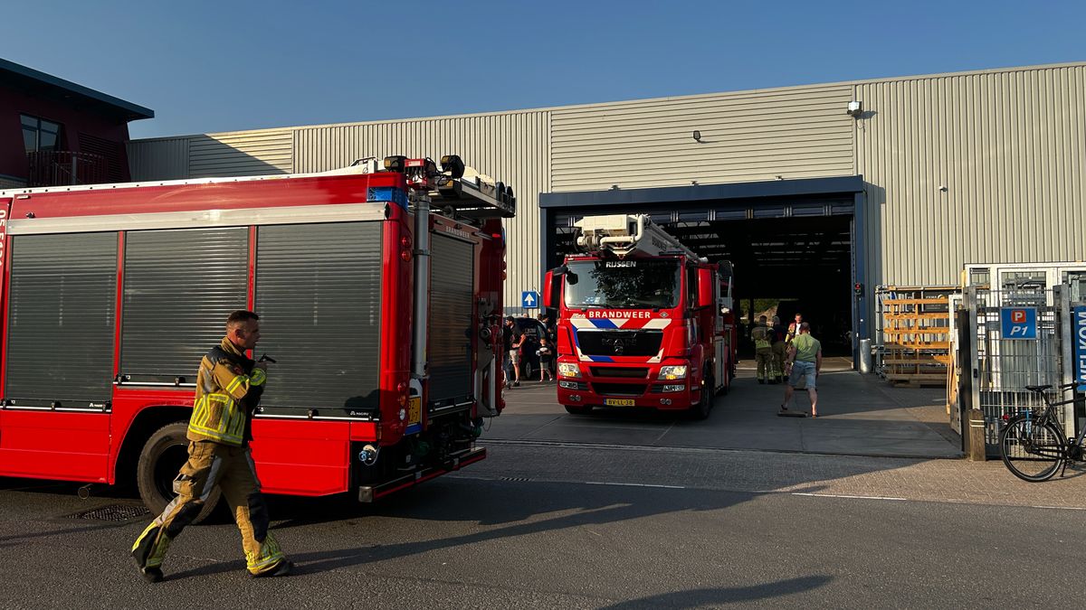112 Nieuws: Brand in meubelzaak Löwik Vriezenveen | Bruidsauto in brand