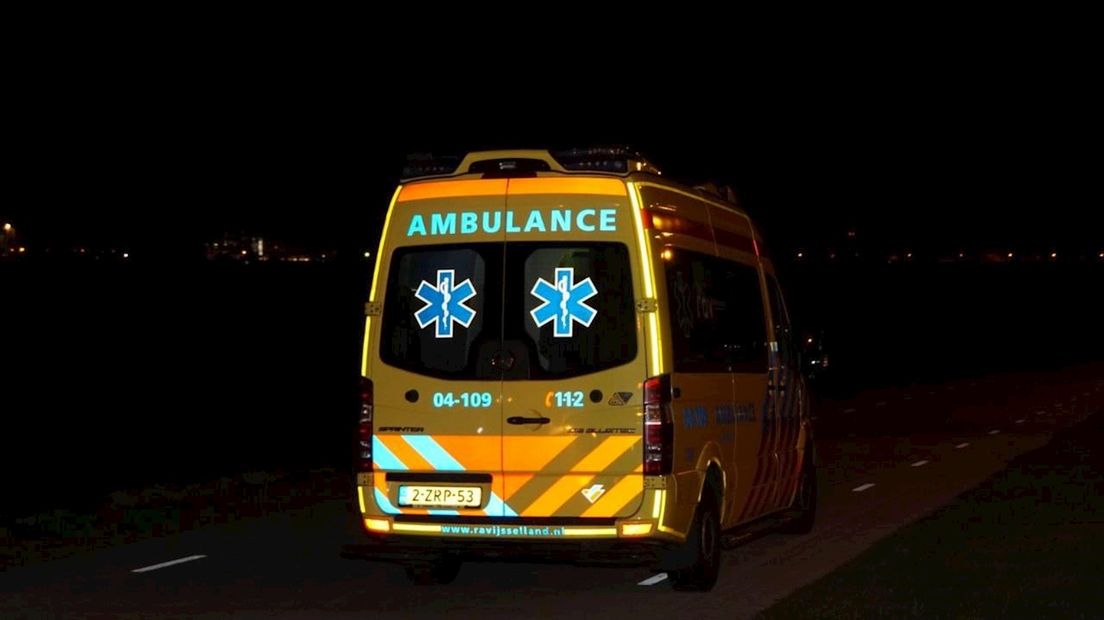 Auto vliegt van dijk bij Zwartsluis