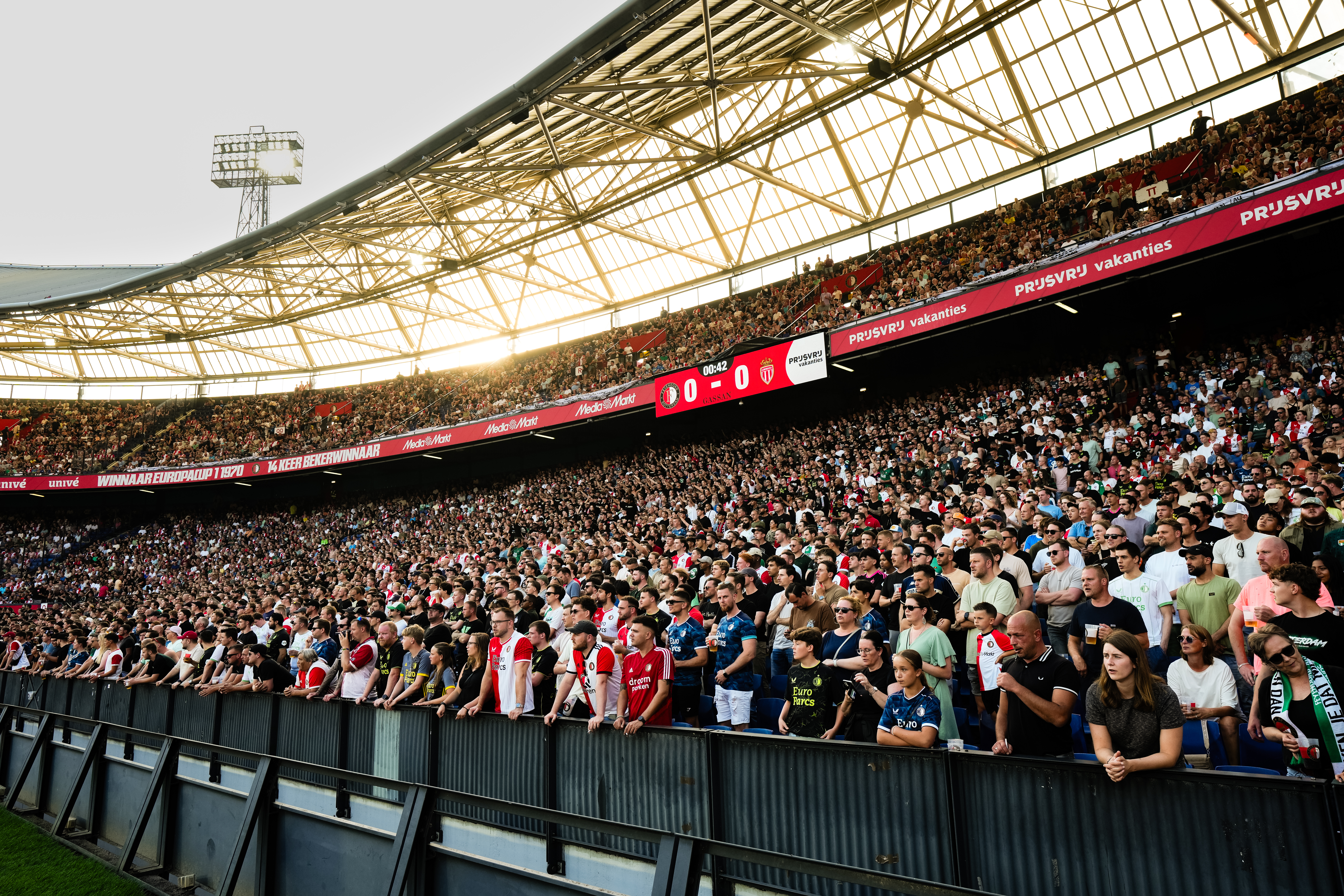 Feyenoord-supporters in De Kuip tijdens oefenduel met AS Monaco.