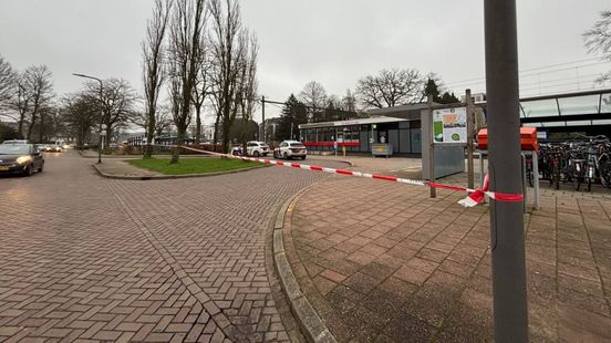 Station dicht na aanrijding • fietser gewond. Station dicht na aanrijding • fietser gewond.