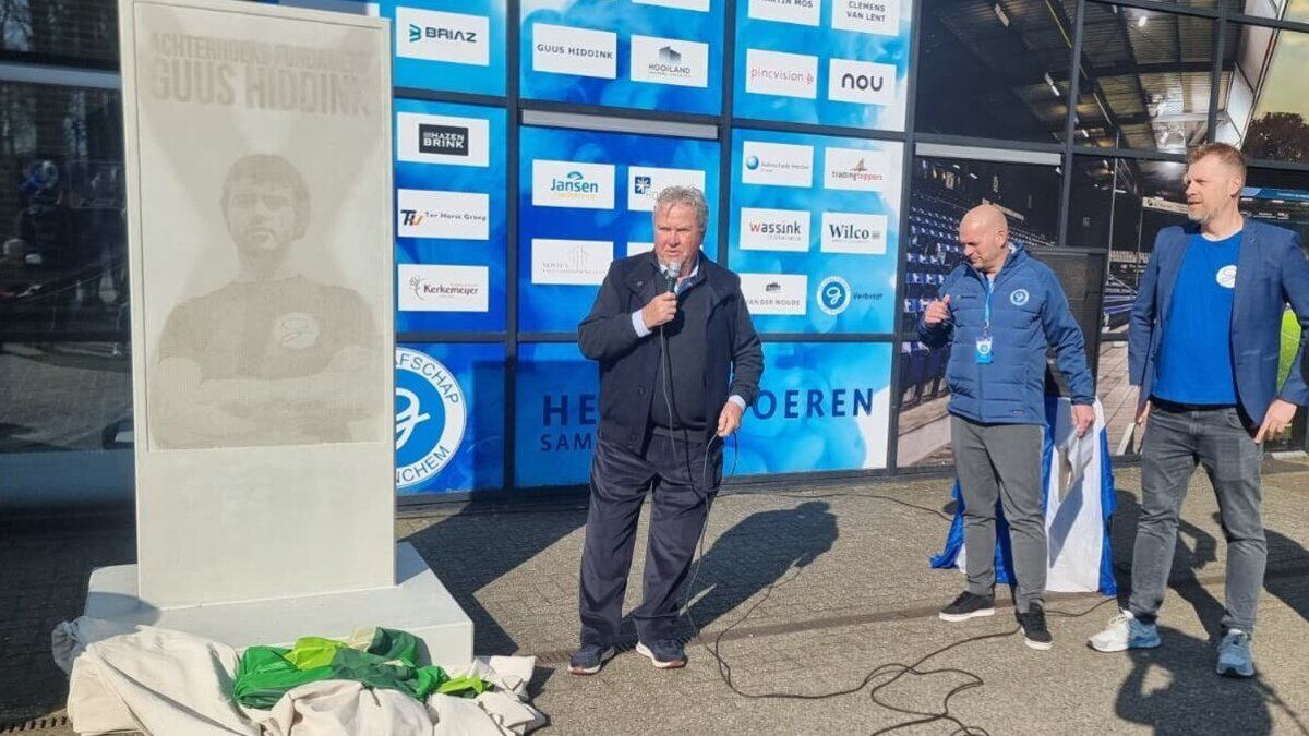 Erelid én borstbeeld: bijzonder eerbetoon voor Guus Hiddink in Doetinchem