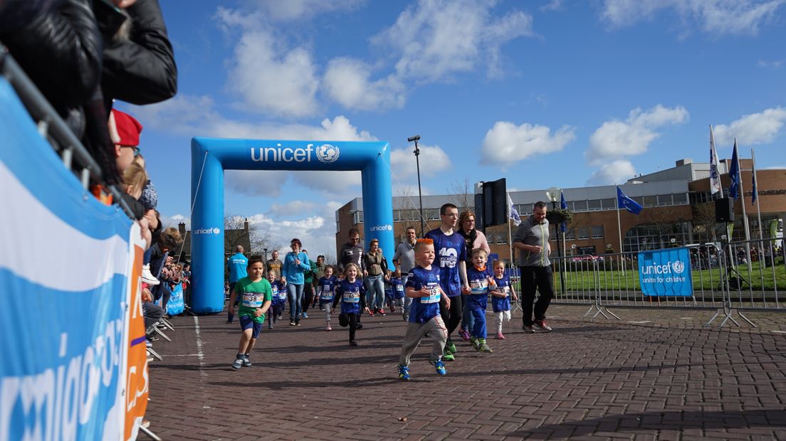 De eerste lopers gaan van start (Rechten: RTV Drenthe / Kim Stellingwerf)