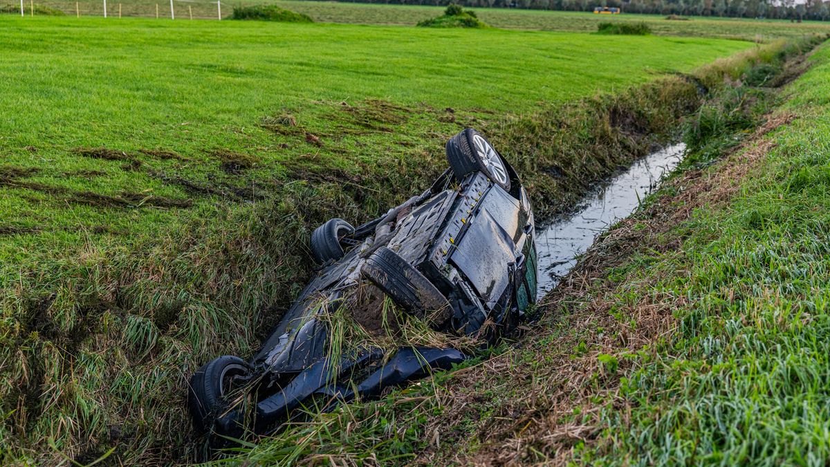 Auto op de kop in de sloot bij Aalsum | Veel schade nadat auto tegen woning botst in Wolvega