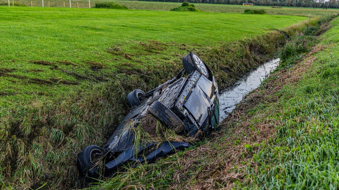 Auto op de kop in de sloot bij Aalsum