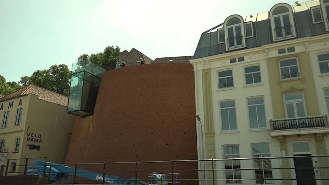 Ooit onderdeel van de stadsmuur. Een oude verdedigingstoren aan de Waalkade in Nijmegen. De toren is verwerkt in een nieuw museum dat er omheen is gebouwd: De Bastei. Komend weekeinde gaat het open: na jaren vertraging en kosten die met miljoenen opliepen.