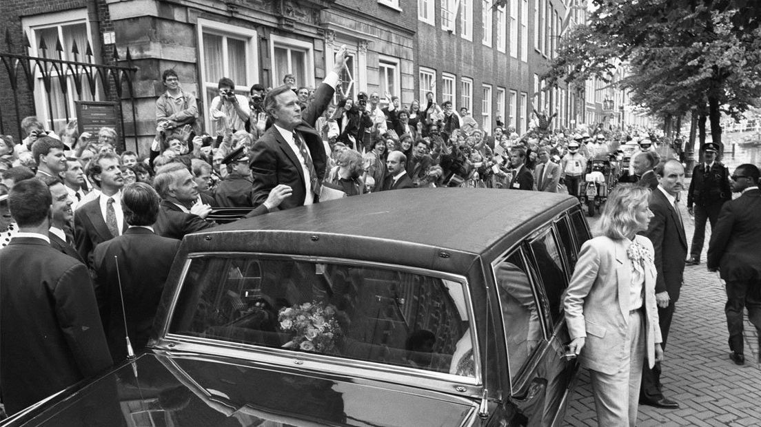 Op 17 juli 1989 brengt de 41ste president van de Verenigde Staten, George Bush senior, een historisch bezoek aan Leiden. Een bijzonder moment voor de Sleutelstad: 'Voor het eerst in tweehonderd jaar bezocht een Amerikaanse president ons land en dan kwam hij ook nog eens naar Leiden', aldus Jos Hooghuis.