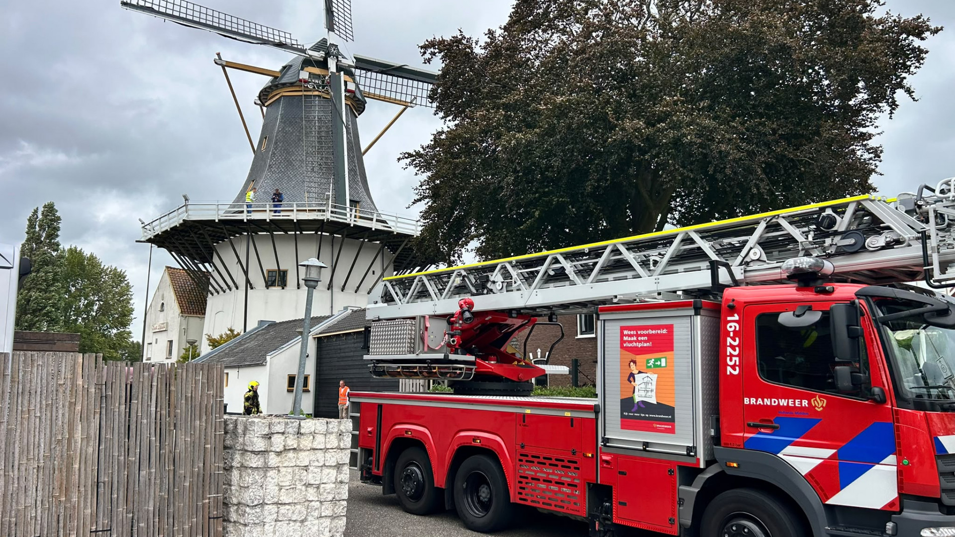 Vrouw uit molen gehaald na val - Bestuurder ernstig gewond na botsing met trekker