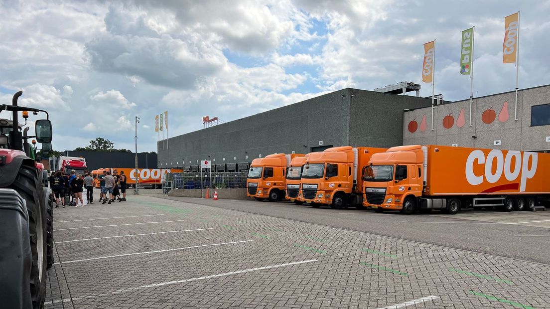 Boeren staan sinds gistermiddag bij het distributiecentrum