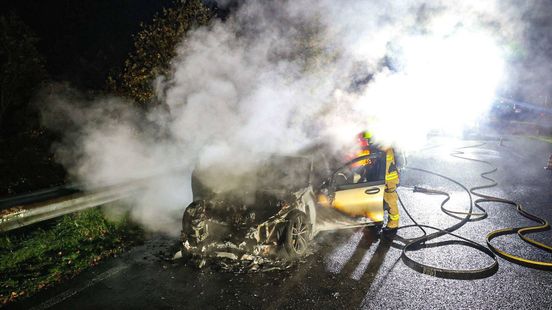 Bestuurder ziet auto in vlammen opgaan