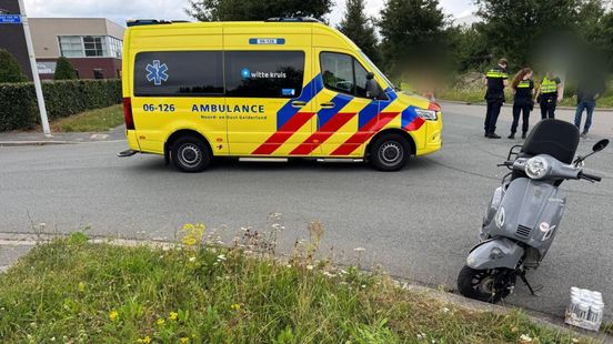 Botsing tussen scooter en auto: een gewonde met ambulance naar ziekenhuis