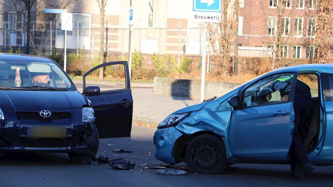 Auto's flink beschadigd bij aanrijding in Enschede