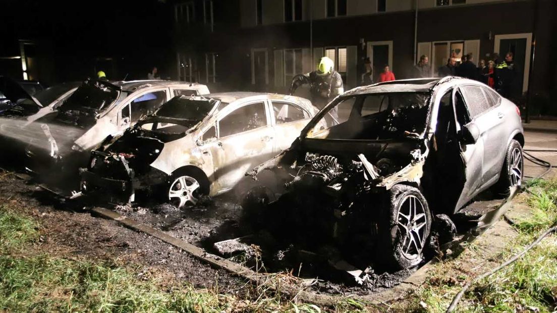 In Culemborg zijn donderdagavond drie auto's in vlammen opgegaan. De voertuigen stonden naast elkaar geparkeerd op de Steven van Beusichemlaan in de wijk Parijsch-Zuid. Een vierde auto liep zware schade op.