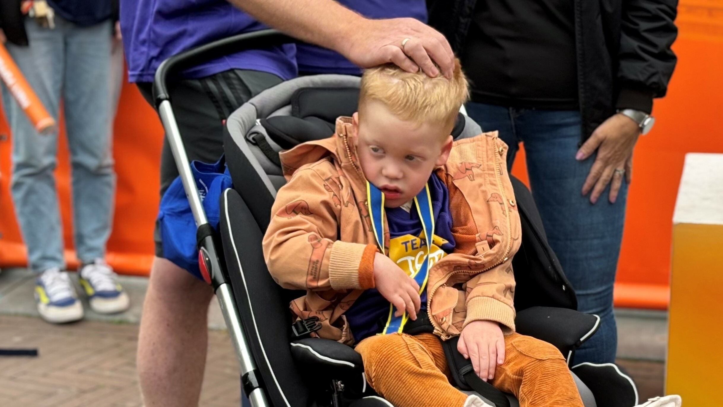 FIDEO: Triennen en stipe foar sike Jelte (3): "Het geeft ons vleugels"