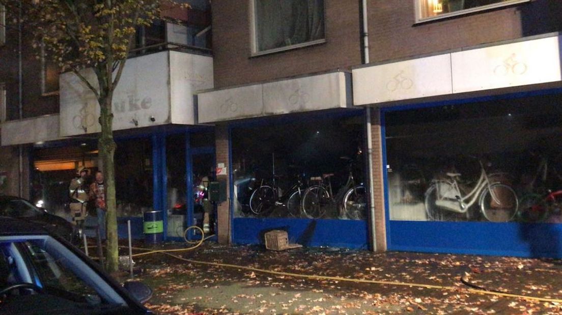 In een fietsenzaak in het centrum van Ede heeft zaterdagavond brand gewoed. Zo'n tien woningen boven de winkel aan de Notaris Fischerstraat werden ontruimd, meldt de brandweer.