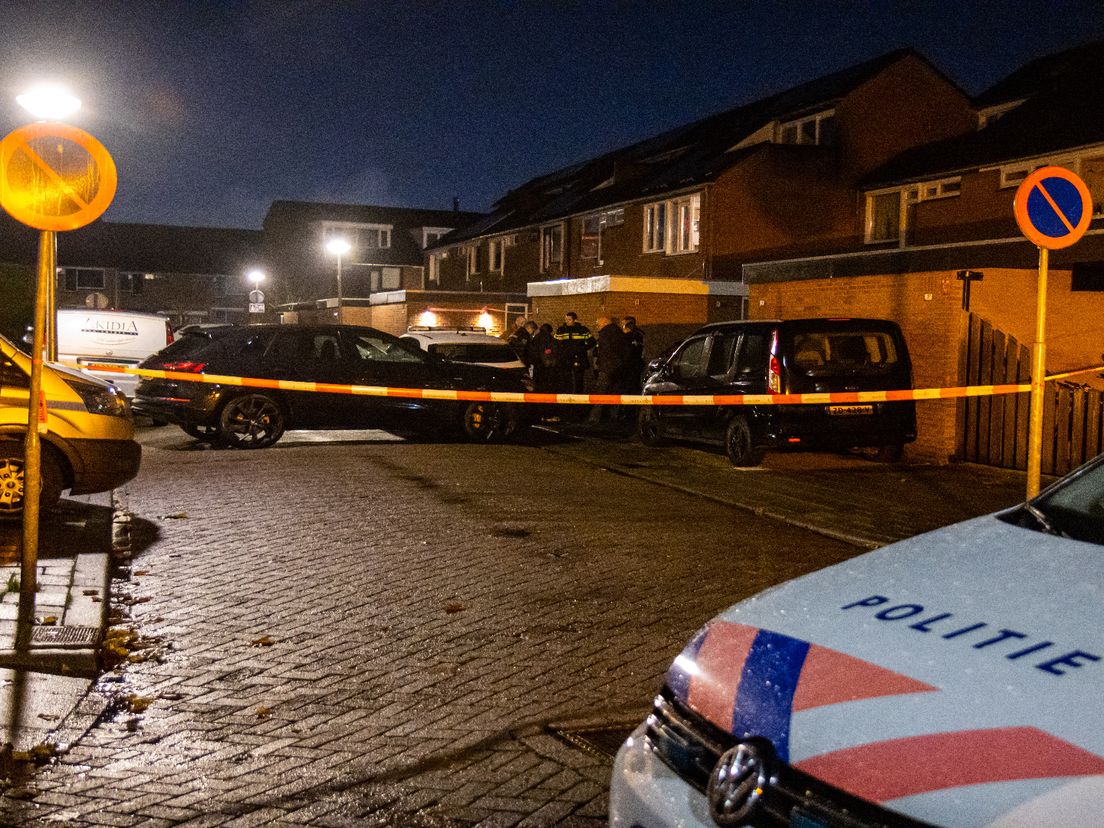 De politie doet onderzoek aan de Merel in Ridderkerk na de mislukte gewapende overval