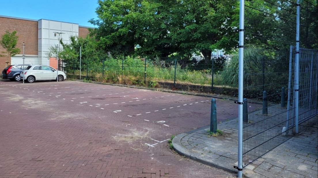Zeven van de negen parkeerplaatsen zullen afgezet worden