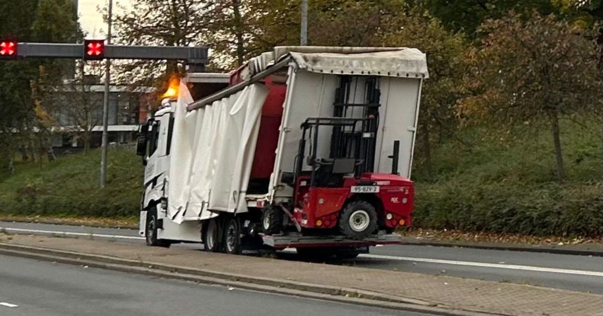 Een vrachtwagen heeft maandagochtend in het centrum van Rotterdam de verkeerde…