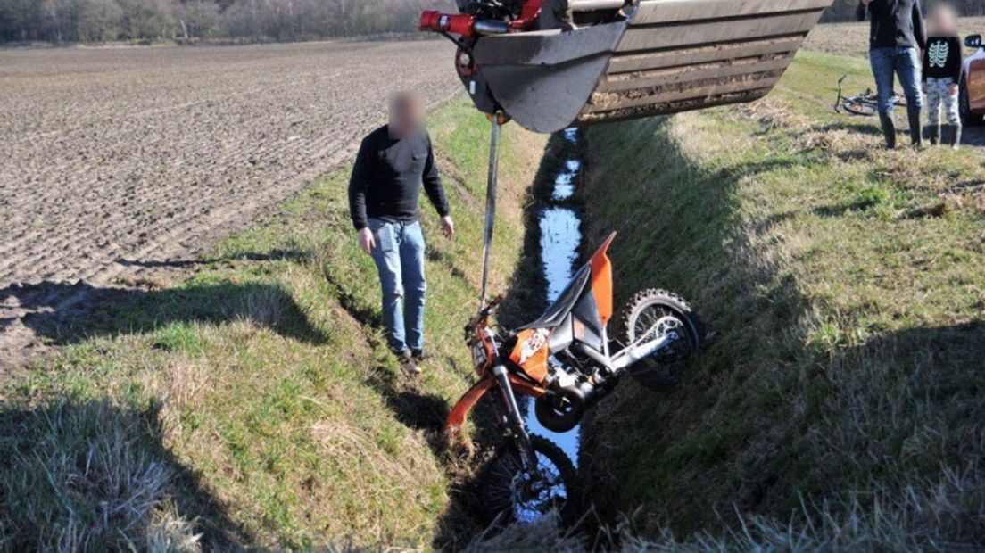 De motorcrosser kwam in een sloot terecht (Rechten: De Vries Media)