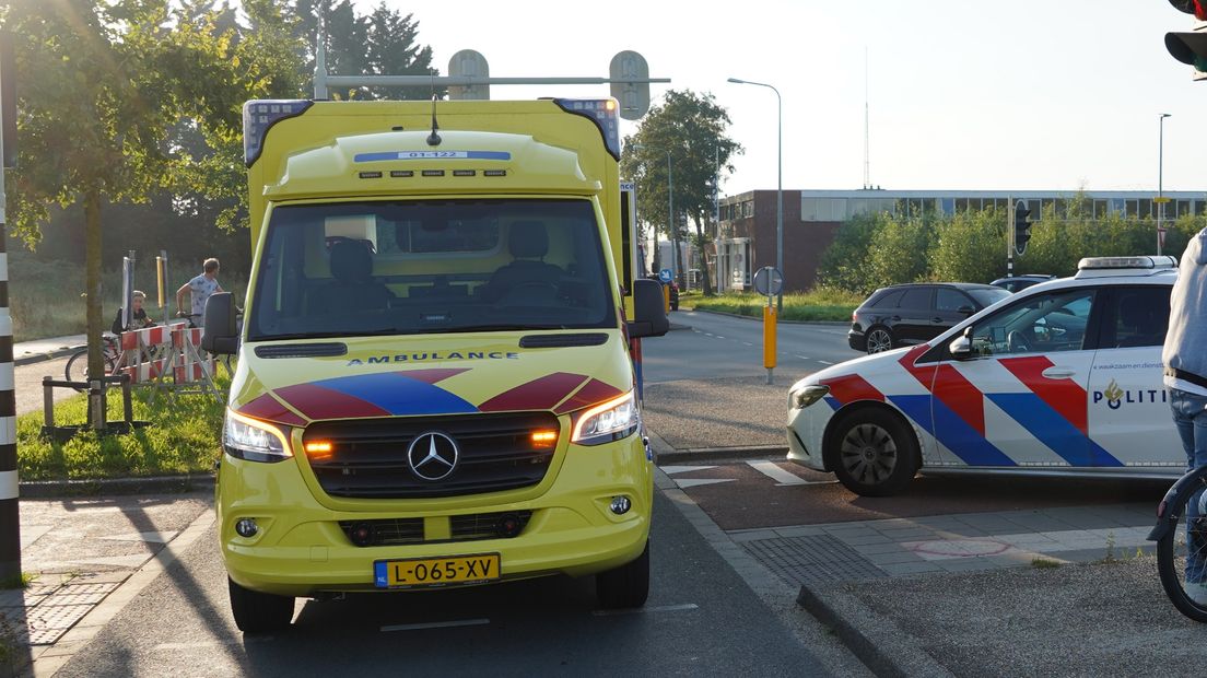 Hulpdiensten op de kruising Helperweg/Duinkerkenstraat in Groningen