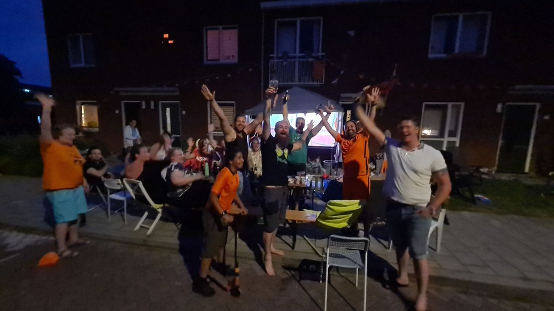 Bewoners aan de Hemerkenstraat in Zwolle vierden de 2-0 overwinning op Oostenrijk