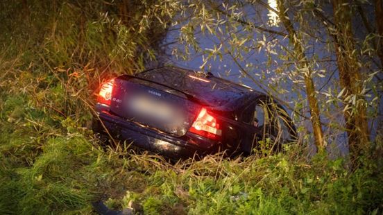 Auto belandt in water, bestuurder naar ziekenhuis