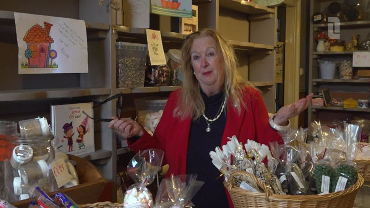 Marie-Anne sluit de deuren van haar authentieke snoepwinkel in Posterholt