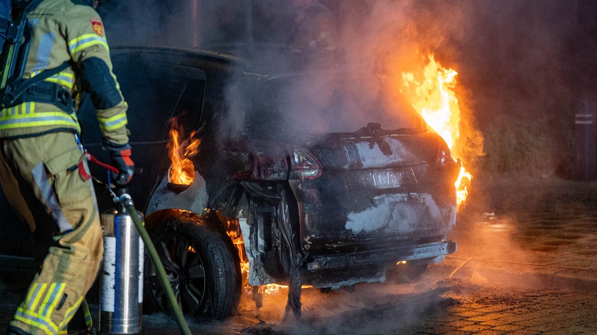 112 Nieuws: Opnieuw autobrand in Deventer | Man met rollator gewond