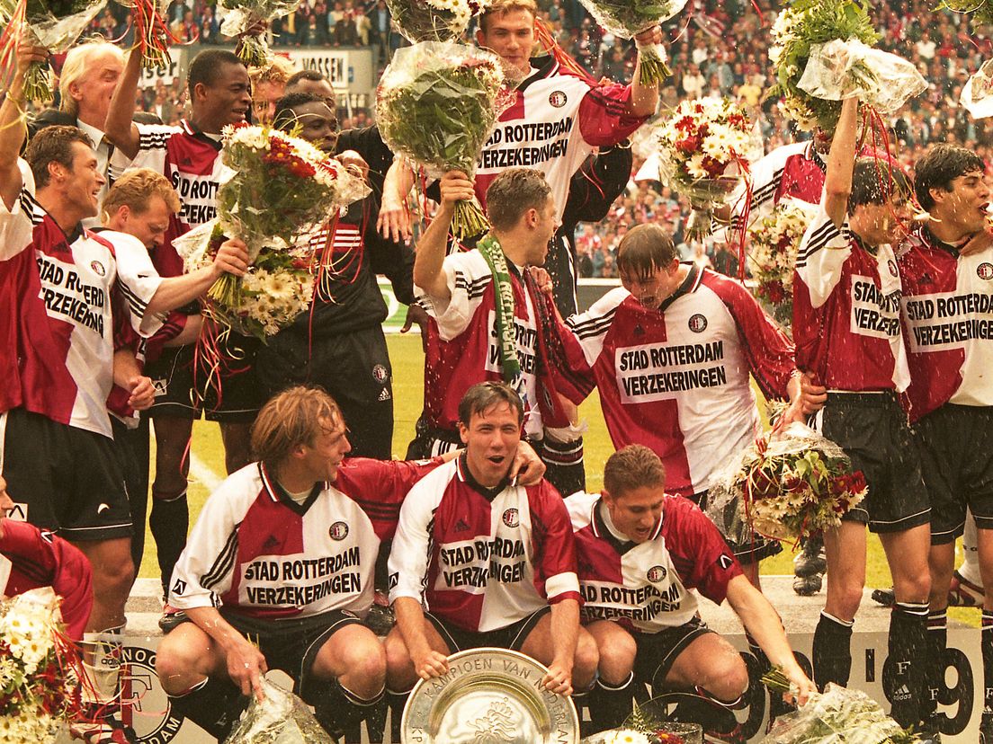In het seizoen 1998-1999 pakte Feyenoord uiteindelijk de titel, hier met aanvoerder Jean-Paul van Gastel bij de schaal