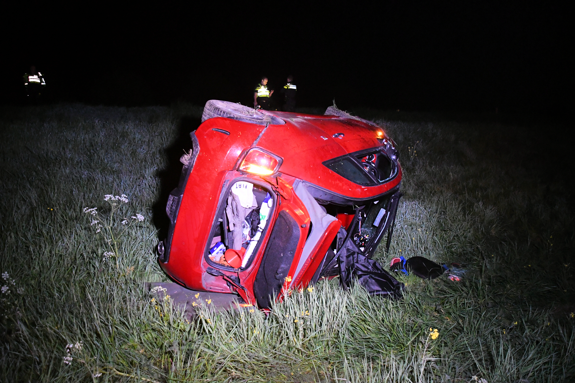 Auto belandt onderaan dijk bij Poortvliet, bestuurder raakt gewond