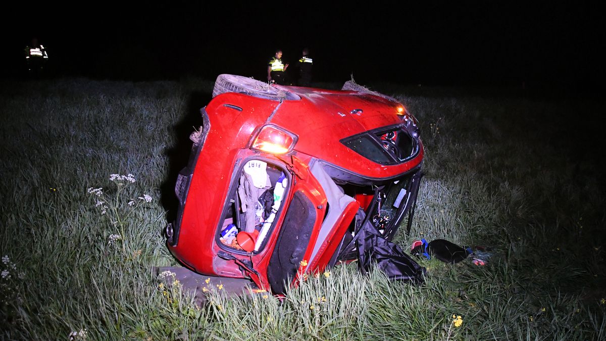 Auto belandt onderaan dijk bij Poortvliet, bestuurder raakt gewond