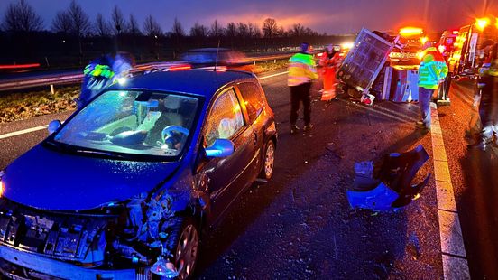 A73 deels dicht door ongeval met gekantelde aanhangwagen en auto. A73 deels dicht door ongeval met gekantelde aanhangwagen en auto.