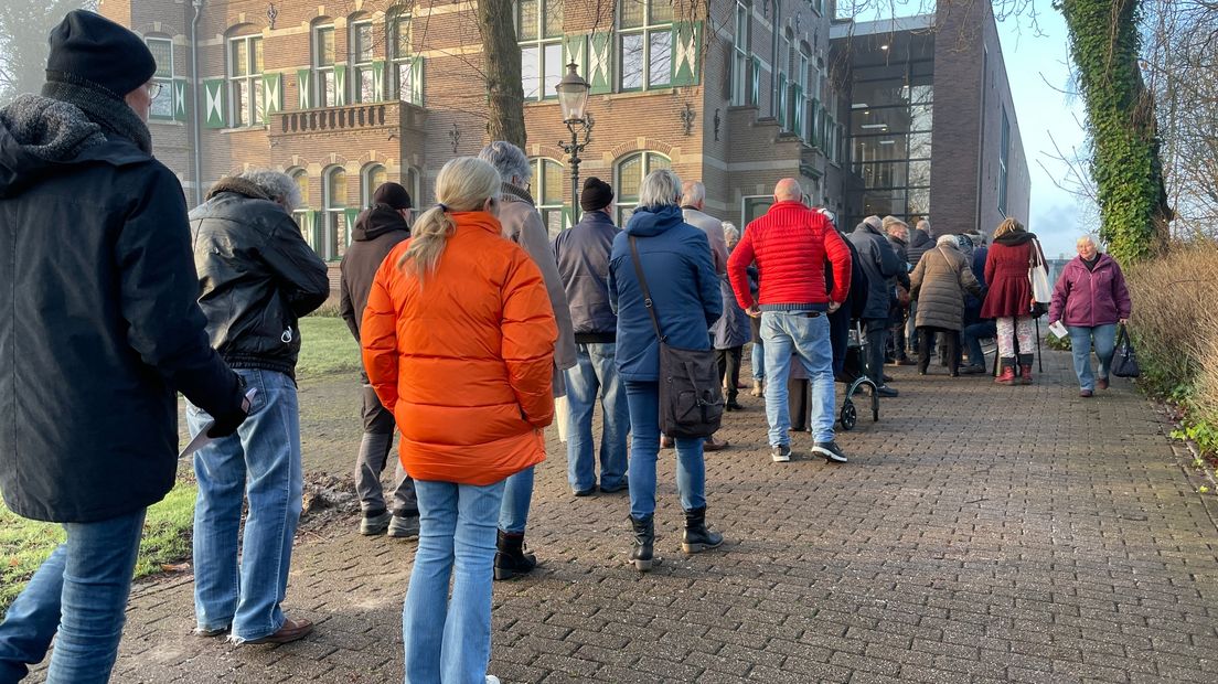 De subsidiewachtrij voor het gemeentehuis in Winsum maandagochtend