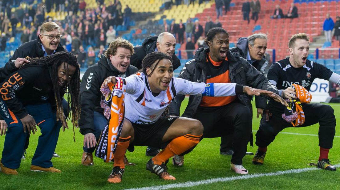 Jodan Boys-speler bedanken hun supporters na bekerwedstrijd tegen Vitesse 